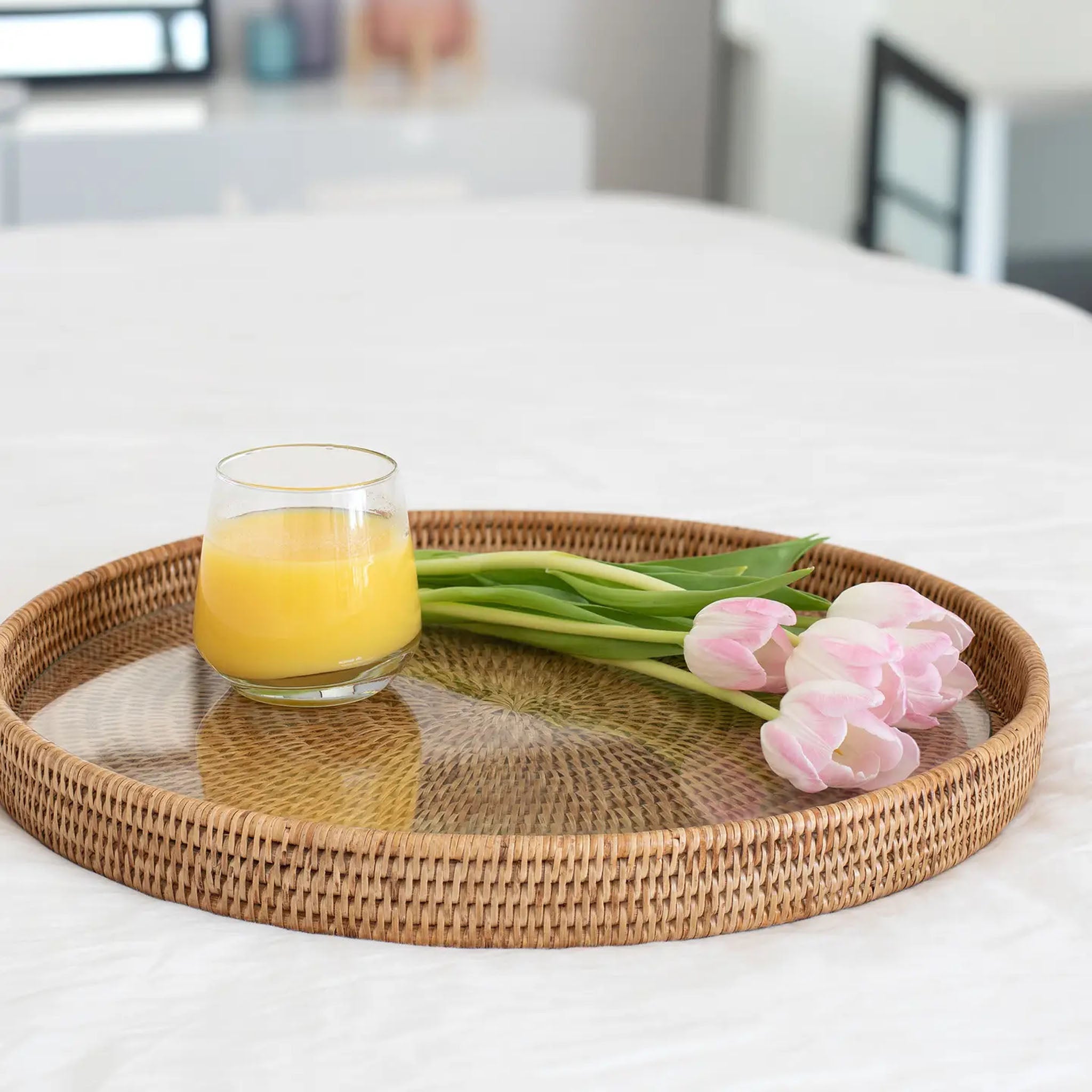 Plateau rond en rotin de 19 pouces avec insert en verre