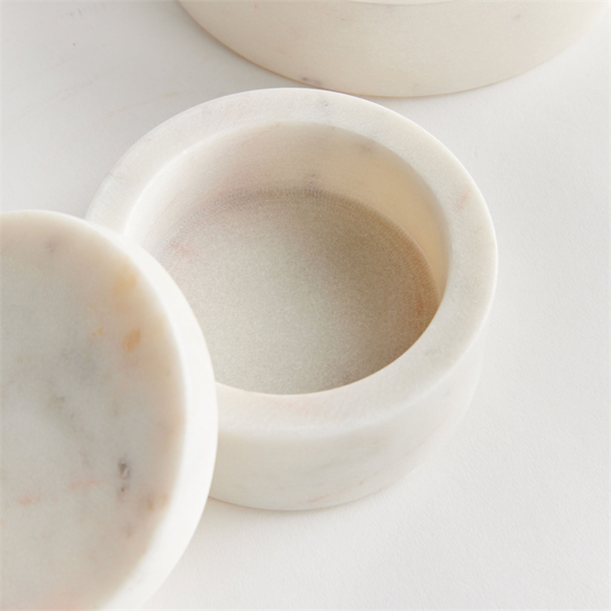 Coffret de deux boîtes rondes en marbre Armani 