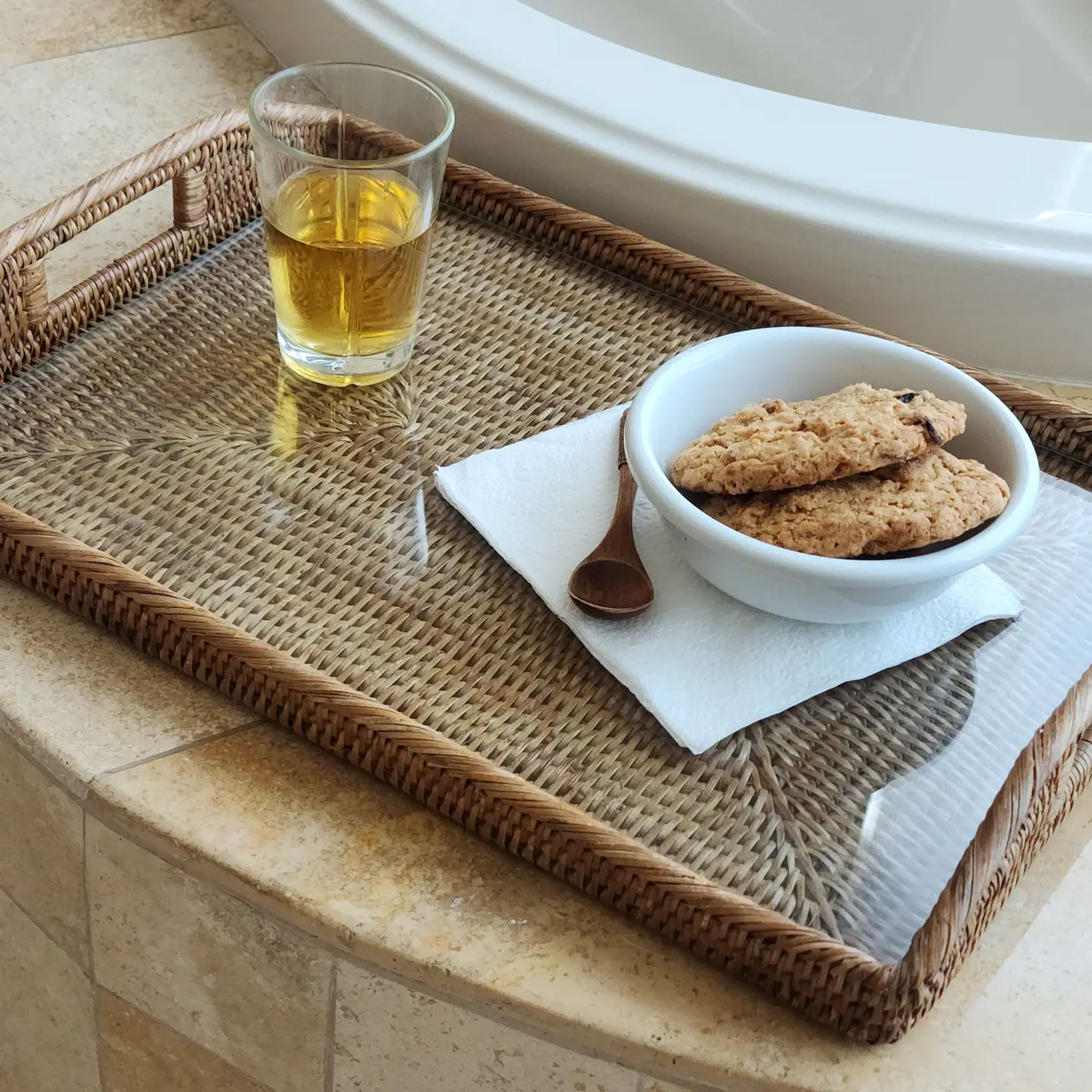 Plateau rectangulaire en rotin de 21 pouces avec insert en verre