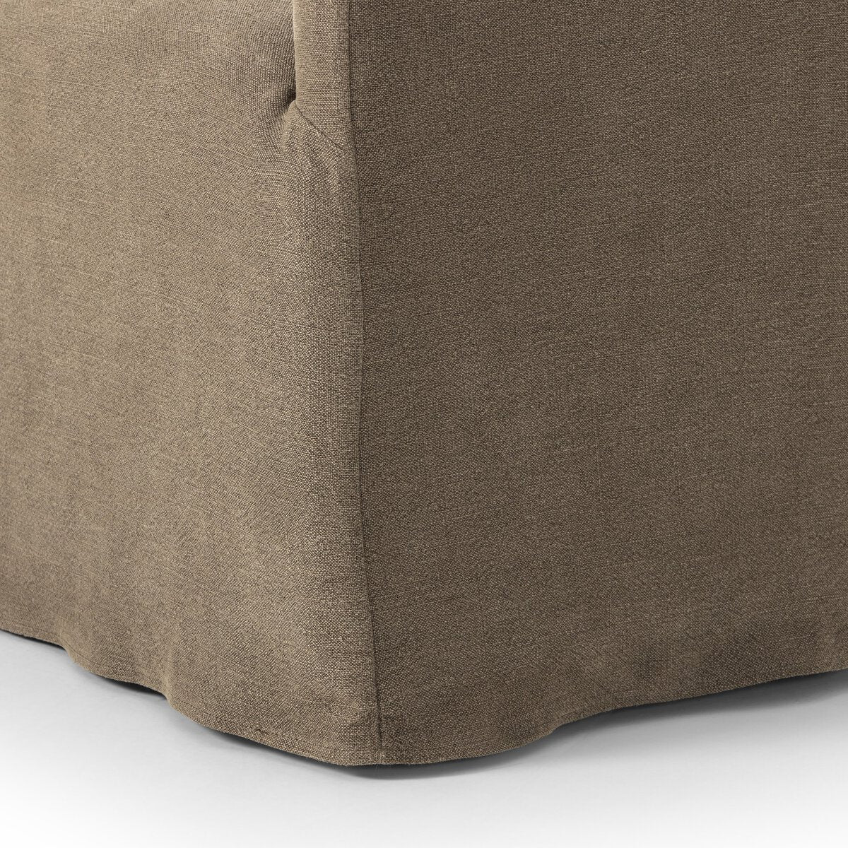 Chaise de salle à manger Four Hands Cove à roulettes, couleur café Broadway