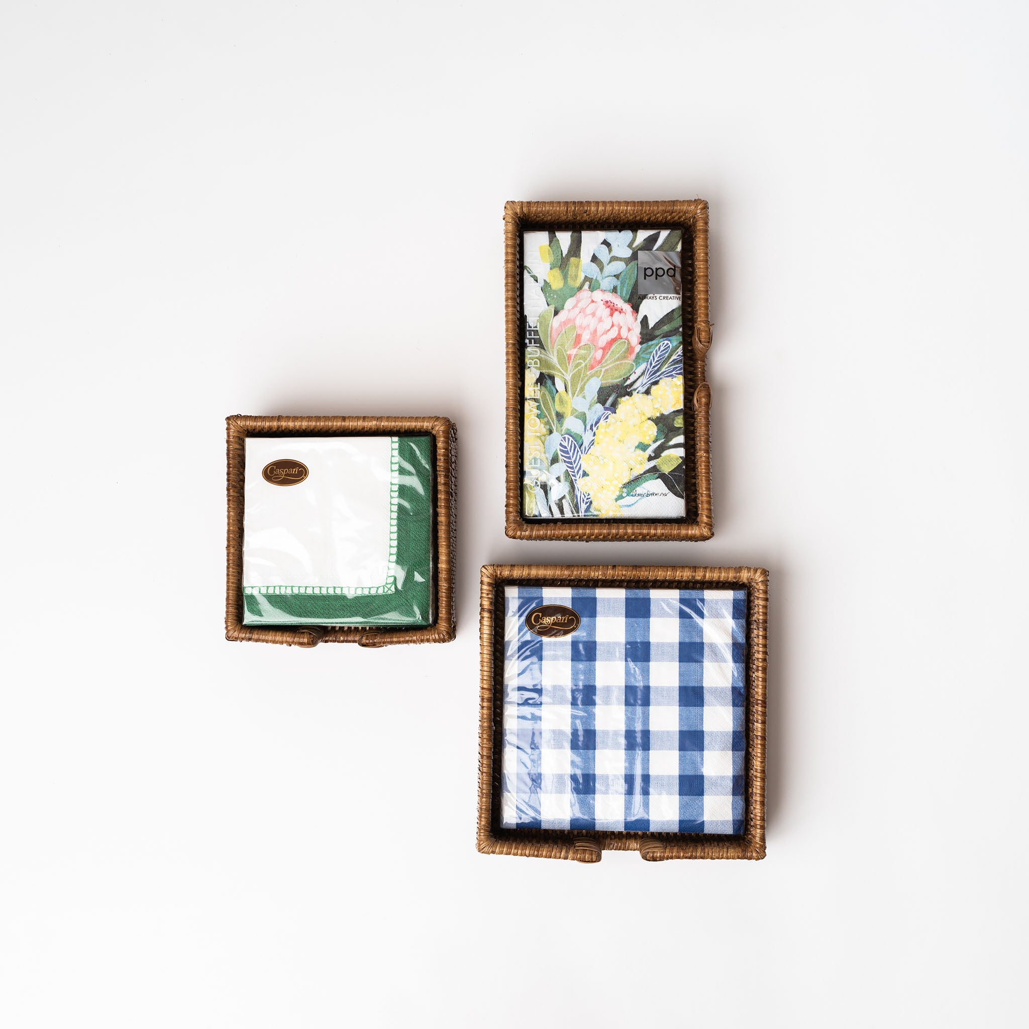 Porte-serviettes de table en rotin, couleur foncée.