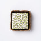 Porte-serviettes cocktail en rotin festonné - Teinte foncée