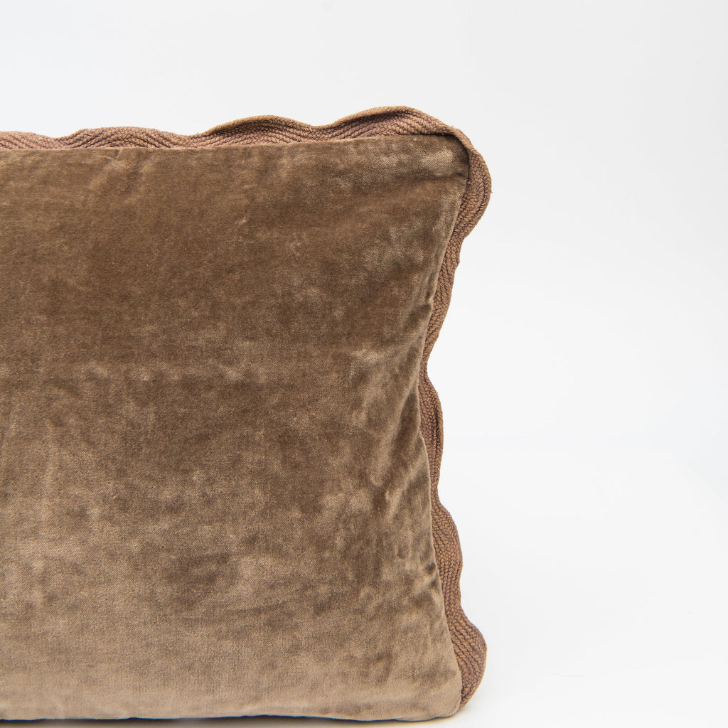 Coussin en velours à bord festonné couleur vison, 53 x 30 cm