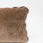 Coussin en velours à bord festonné couleur vison, 53 x 30 cm