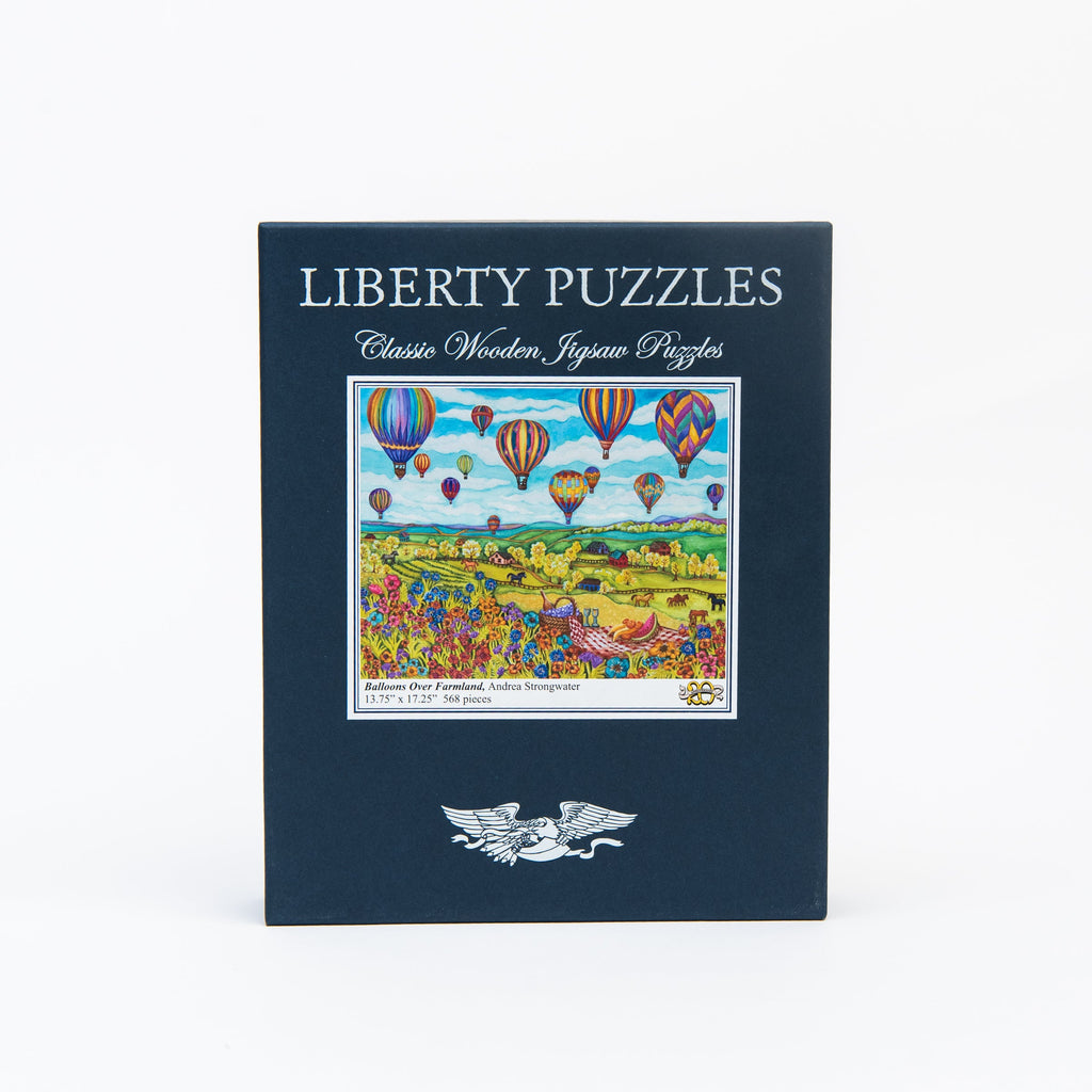 Ballons puzzle de la Liberté au-dessus des terres agricoles