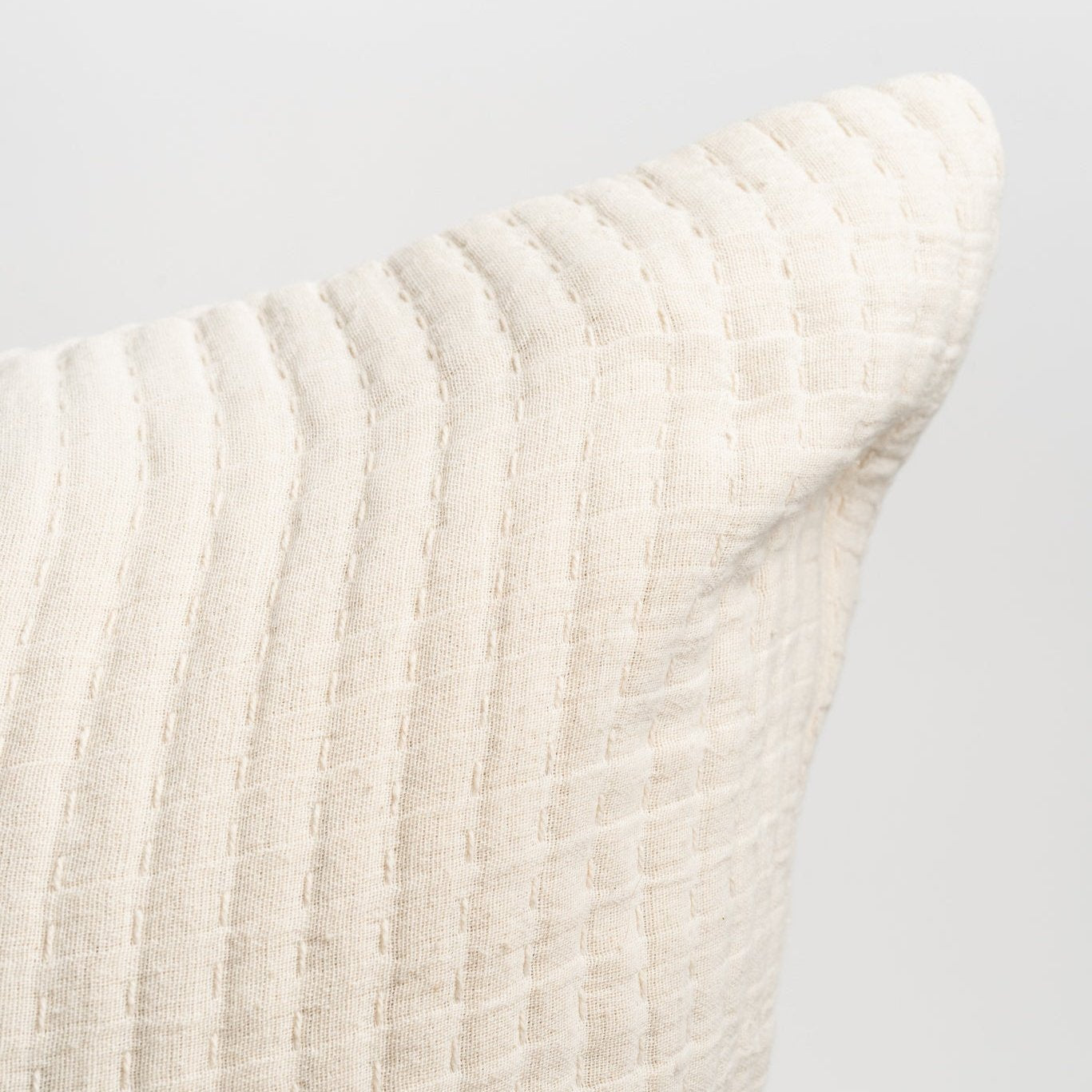 Coussin brodé Kantha couleur crème