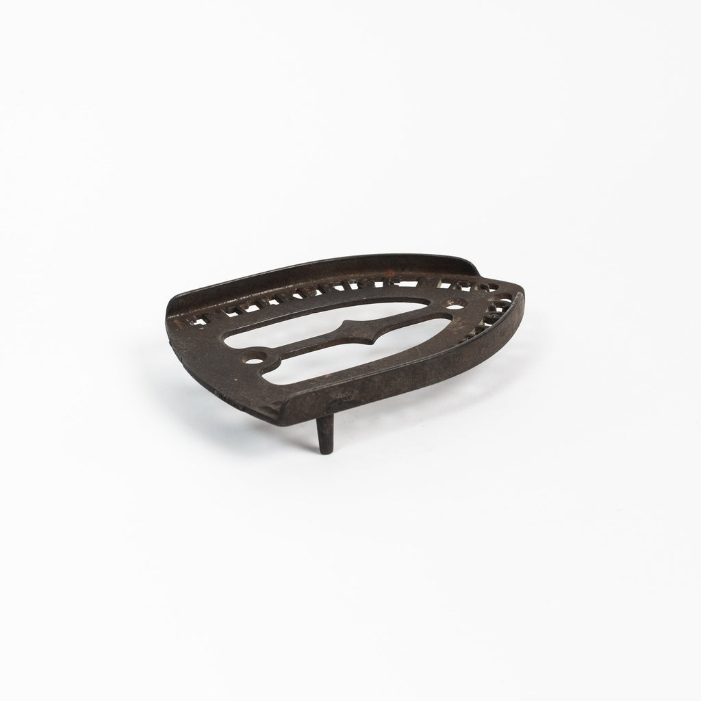 Dessous de plat en fer vintage triste