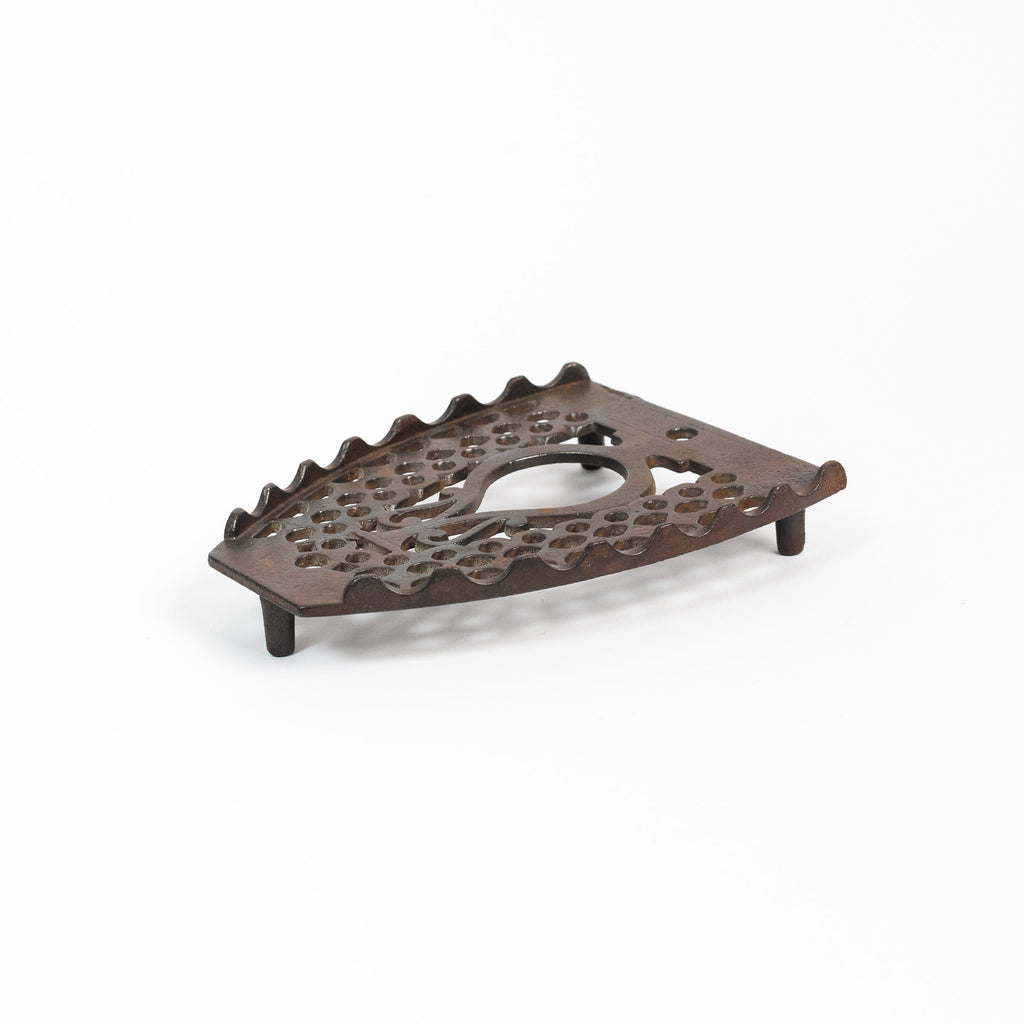 Dessous de plat en fer vintage triste