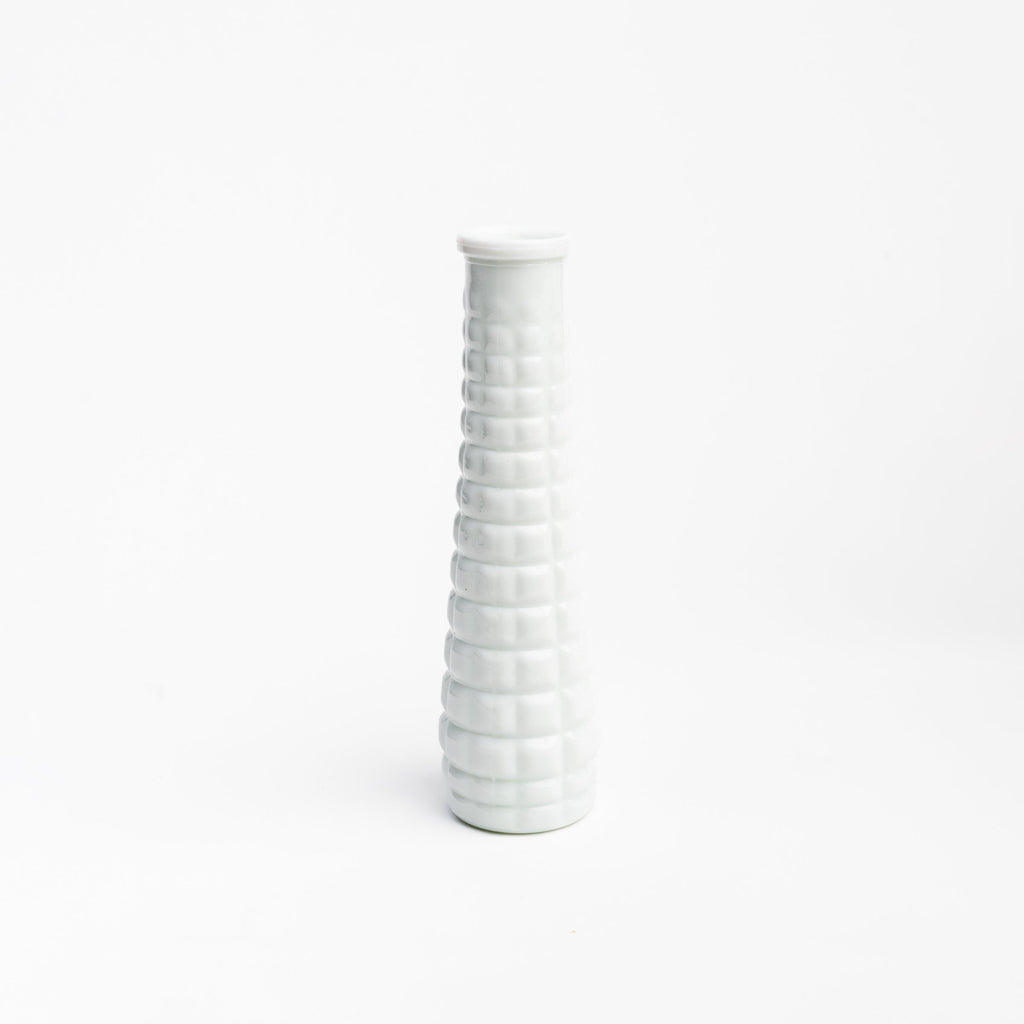 Vase à bourgeons en verre opalin à grille vintage