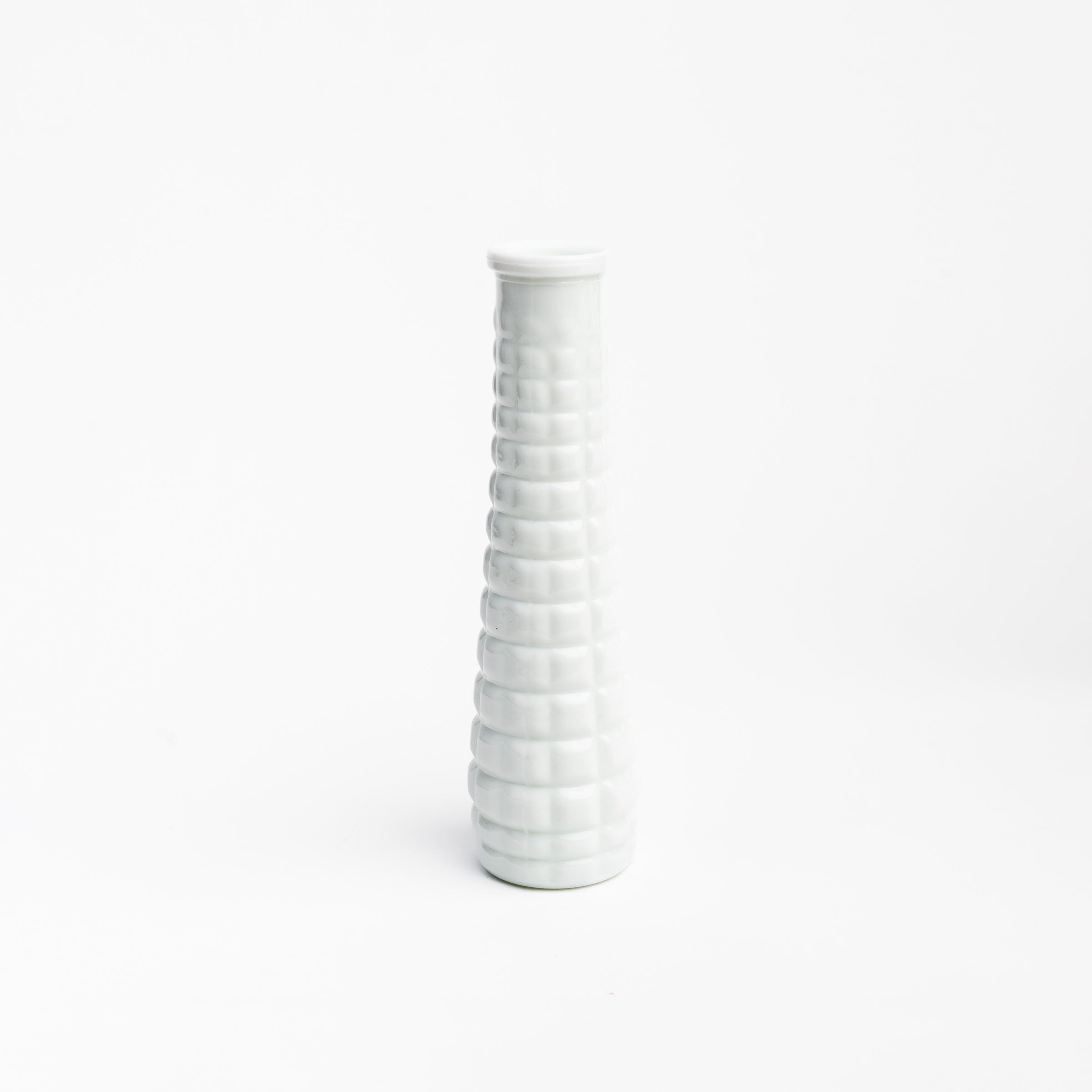 Vase à bourgeons en verre opalin à grille vintage