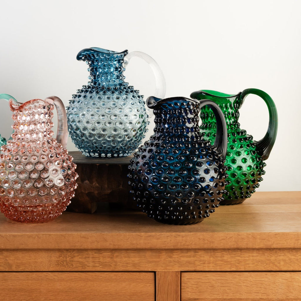 Pichet en verre transparent à motif de clous