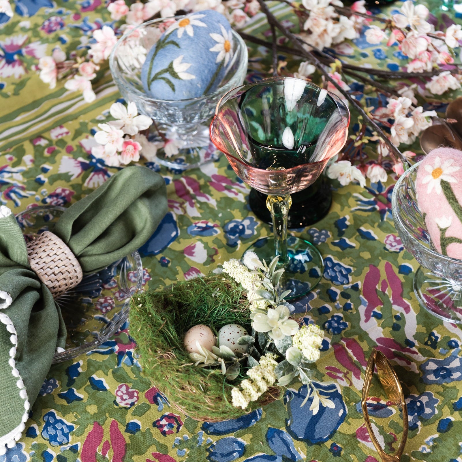 Verre de printemps à tige de tulipe