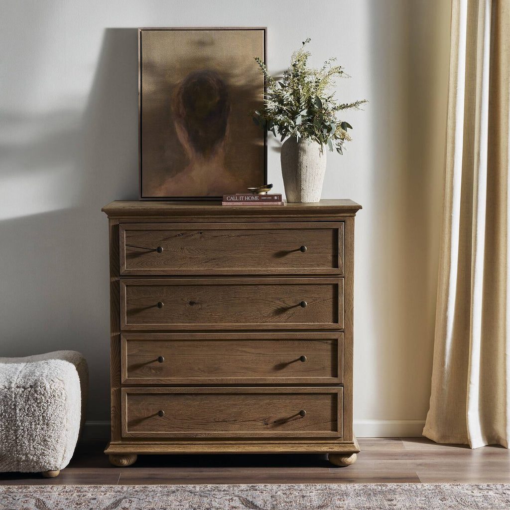 Commode haute Geoffrey d'Amber Lewis x Four Hands en placage de chêne vieilli