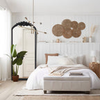 Miroir sur pied arqué en bois massif sculpté