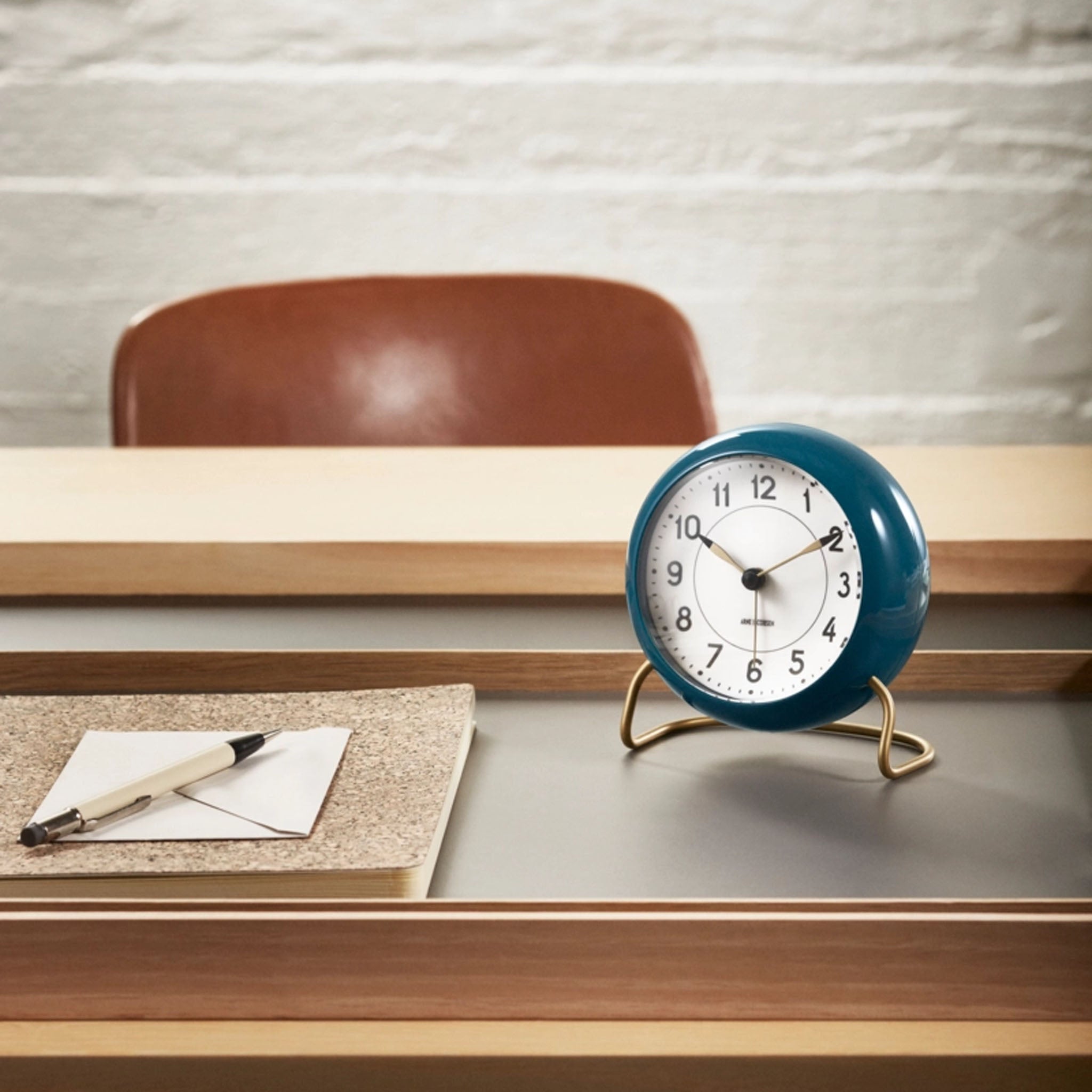 Horloge de table Arne Jacobsen Station couleur turquoise
