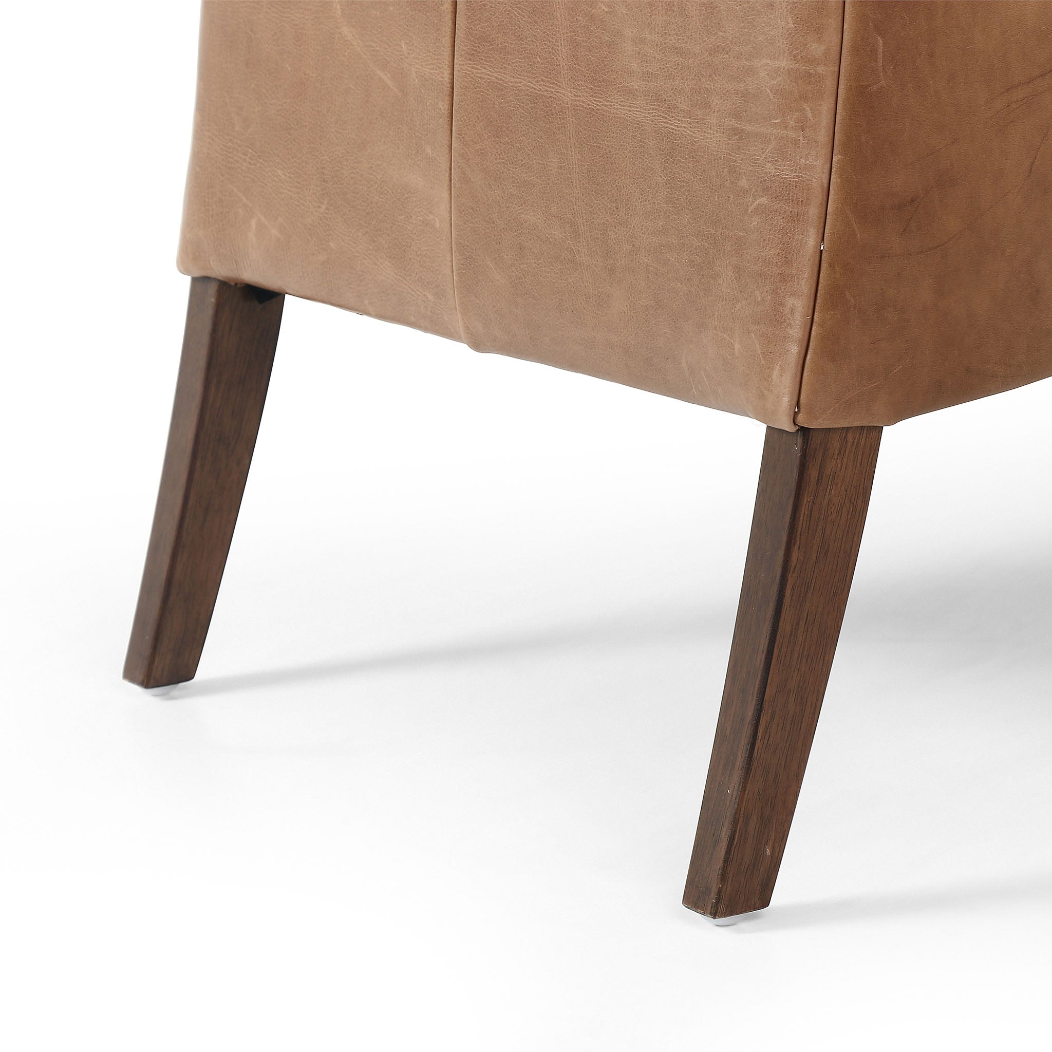 Fauteuil Bauer Four Hands couleur taupe chaud Dakota