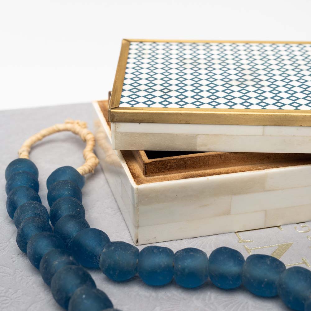 Boîte bleue, en os et en laiton