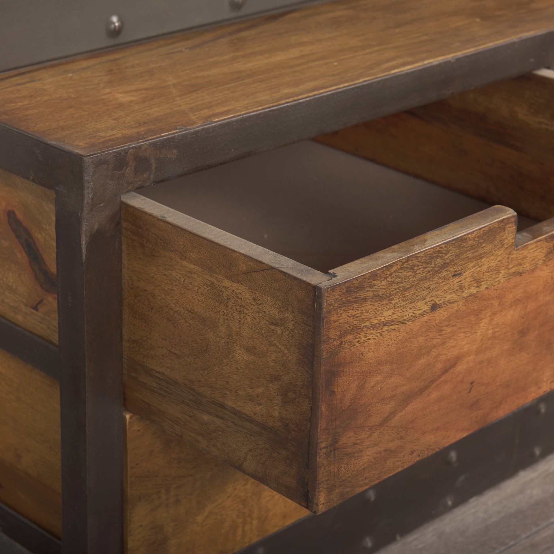 Grande bibliothèque Bennett avec cadre en cuivre 