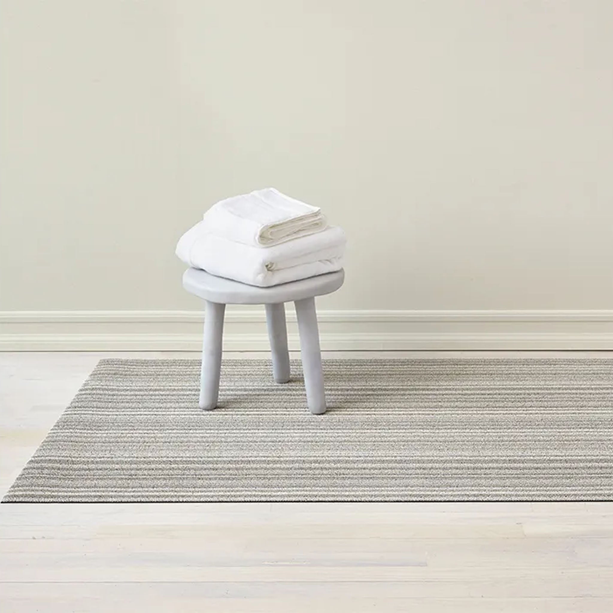 Tapis à poils longs à rayures fines en bouleau de Chilewich 