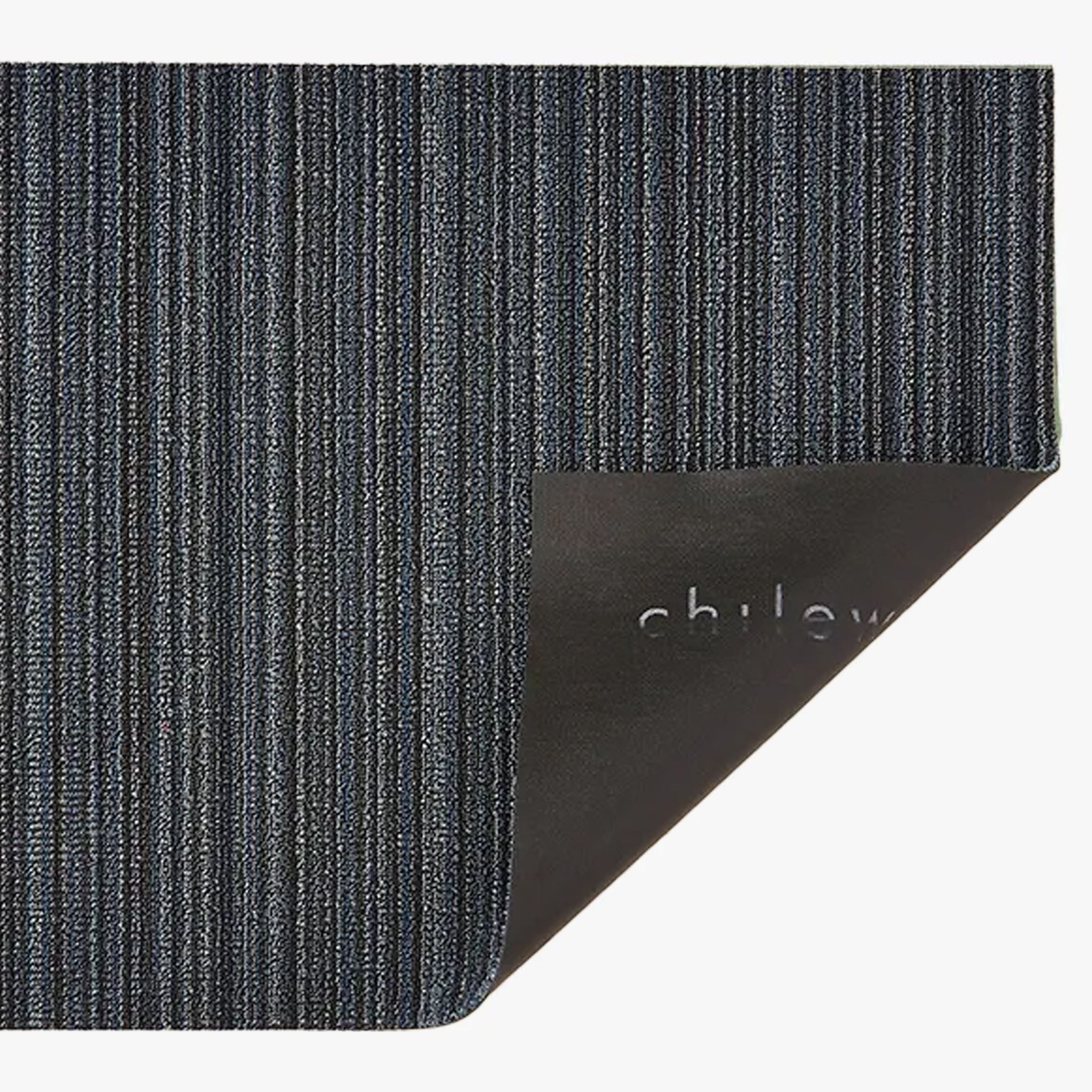 Tapis à poils longs à fines rayures bleues Chilewich 