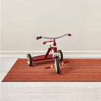 Tapis à poils longs à fines rayures orange Chilewich 