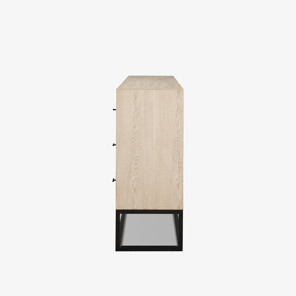 Buffet Carina blanchi à la chaux et à structure métallique