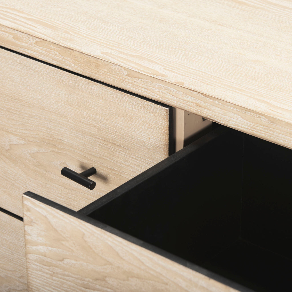 Buffet Carina blanchi à la chaux et à structure métallique