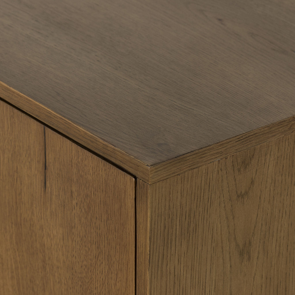 Meuble multimédia Four Hands Eaton en résine chêne ambré