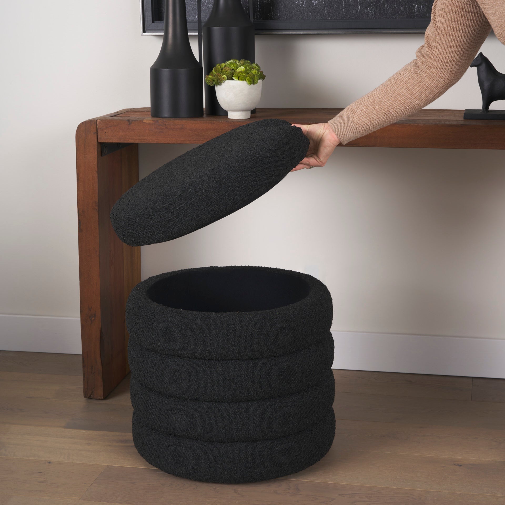 Pouf de rangement Ava en boucle noire