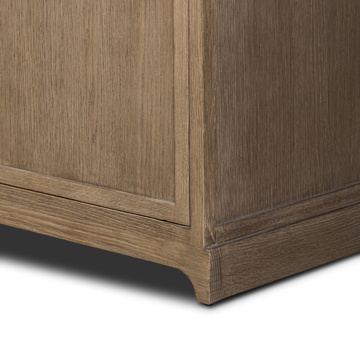 Buffet Four Hands Adley en placage chêne vieilli et blanchi