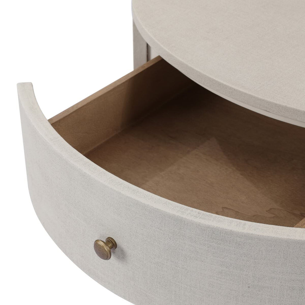 Table de chevet ovale Amelia à un tiroir de Four Hands, en lin peint ivoire