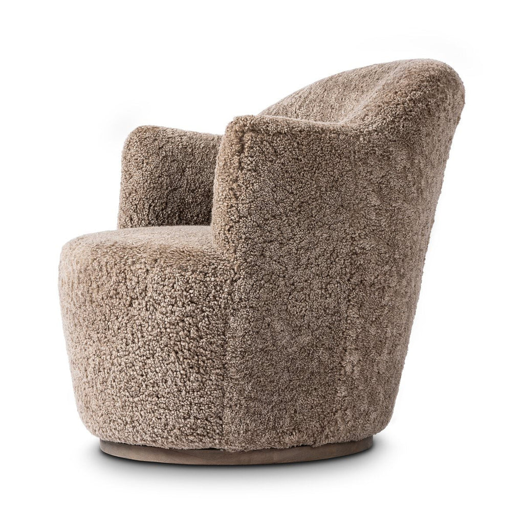 Fauteuil pivotant Four Hands Aurora en peau de mouton retournée taupe