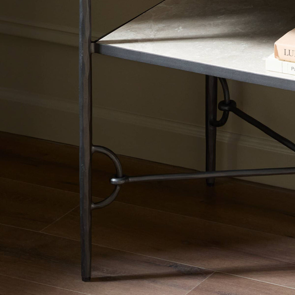 Table de chevet Babylon de Four Hands en métal martelé