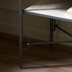 Table de chevet Babylon de Four Hands en métal martelé