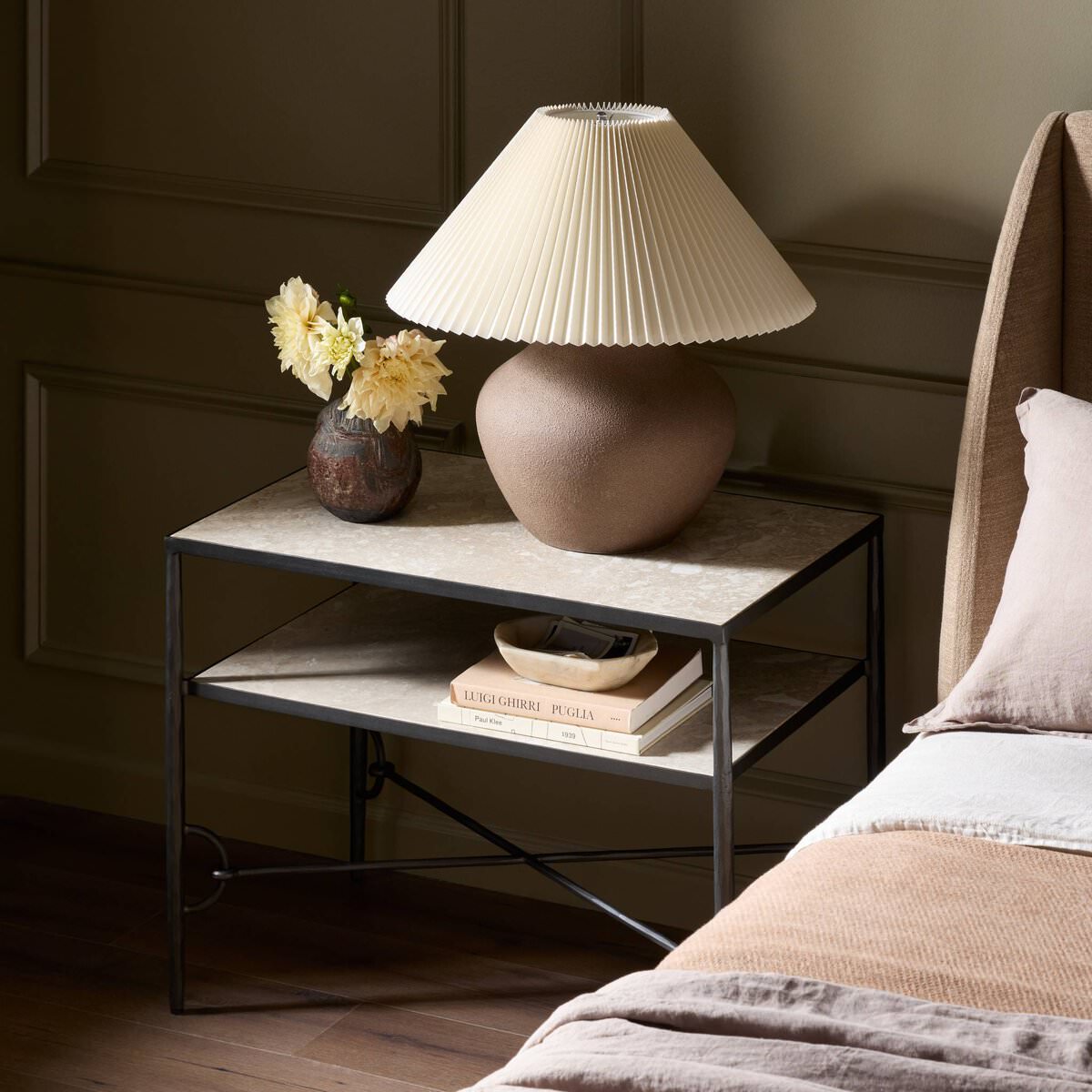 Table de chevet Babylon de Four Hands en métal martelé