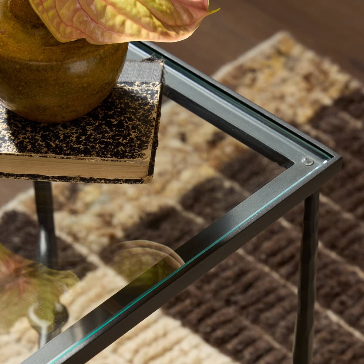 Table d'appoint Babylon Small de Four Hands, finition canon de fusil martelé