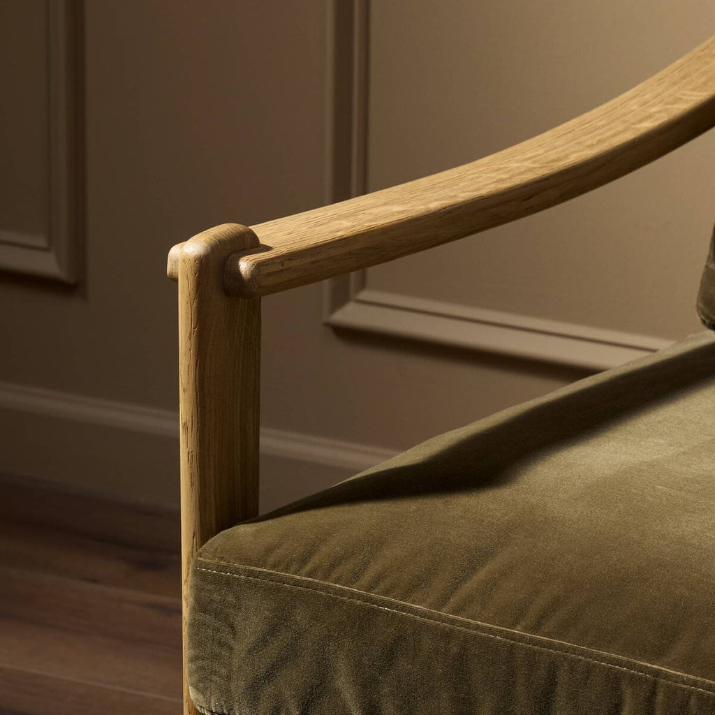 Fauteuil Barwin Four Hands couleur olive du Surrey 