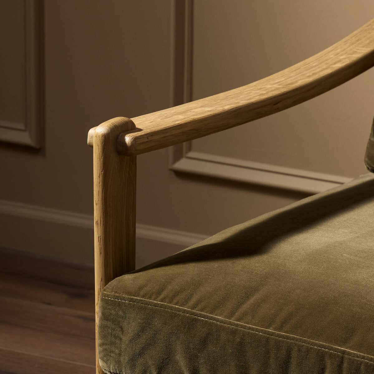 Fauteuil Barwin Four Hands couleur olive du Surrey 