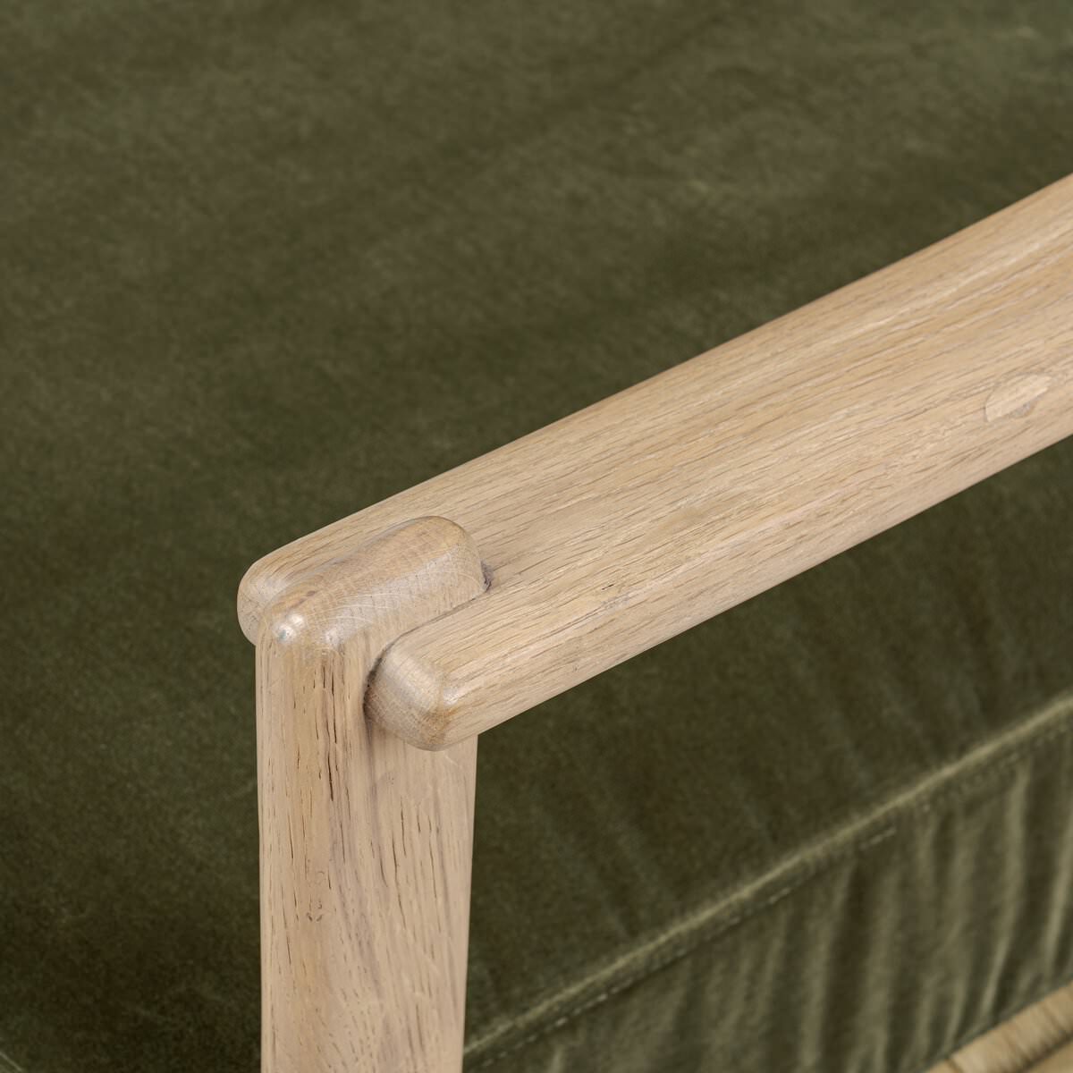 Fauteuil Barwin Four Hands couleur olive du Surrey 