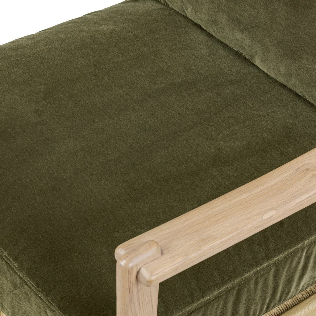 Fauteuil Barwin Four Hands couleur olive du Surrey 