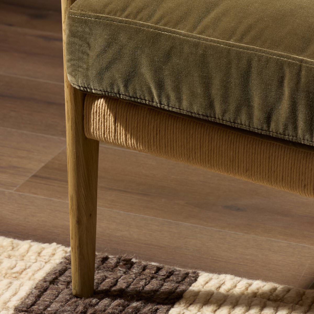 Fauteuil Barwin Four Hands couleur olive du Surrey 