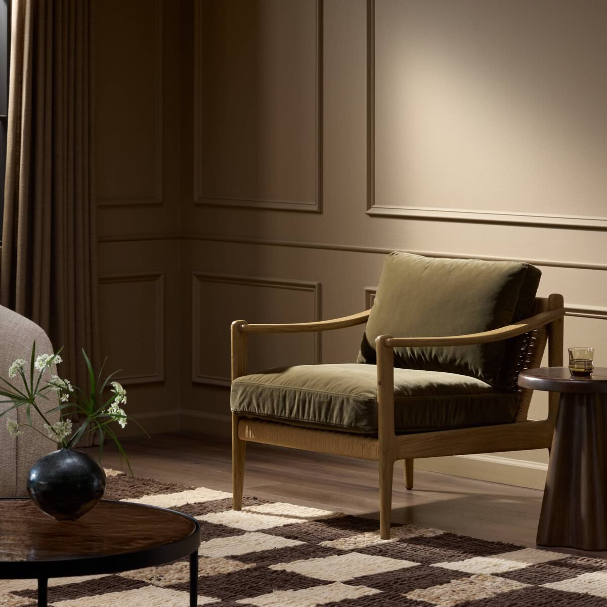 Fauteuil Barwin Four Hands couleur olive du Surrey 