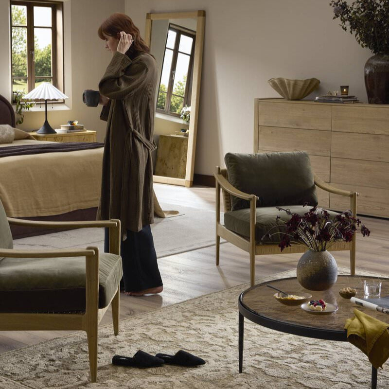 Fauteuil Barwin Four Hands couleur olive du Surrey 