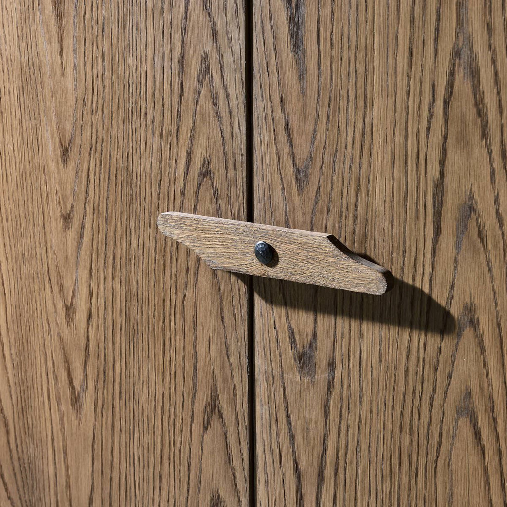 Meuble Bedford Four Hands en placage de chêne naturel chaleureux