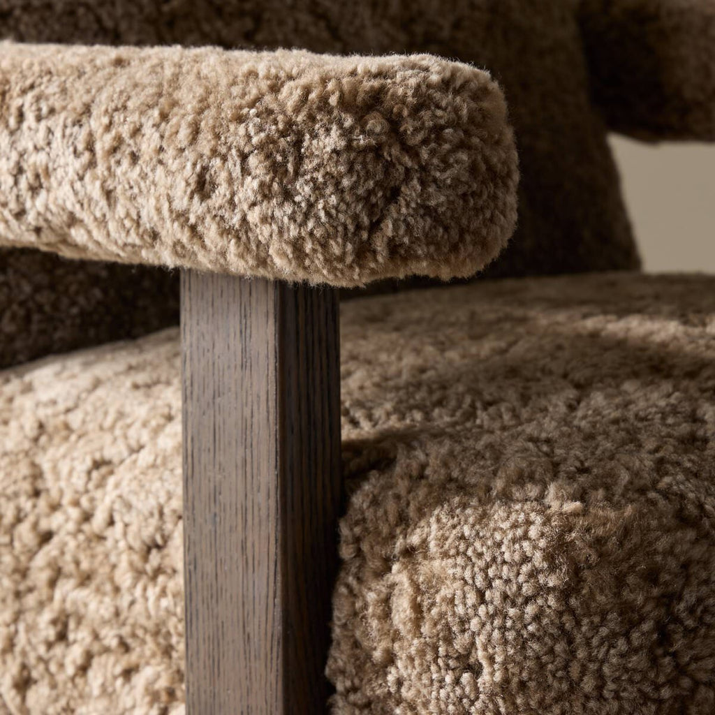 Chaise de bureau Four Hands Bergen en peau de mouton retournée taupe