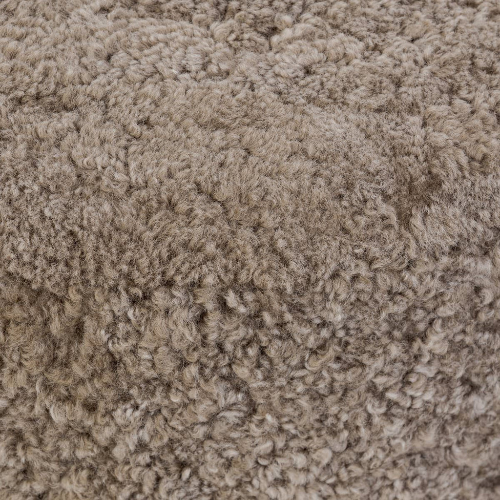 Pouf Bilbury de Four Hands en peau de mouton retournée taupe