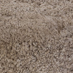 Pouf Bilbury de Four Hands en peau de mouton retournée taupe