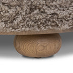 Pouf Bilbury de Four Hands en peau de mouton retournée taupe