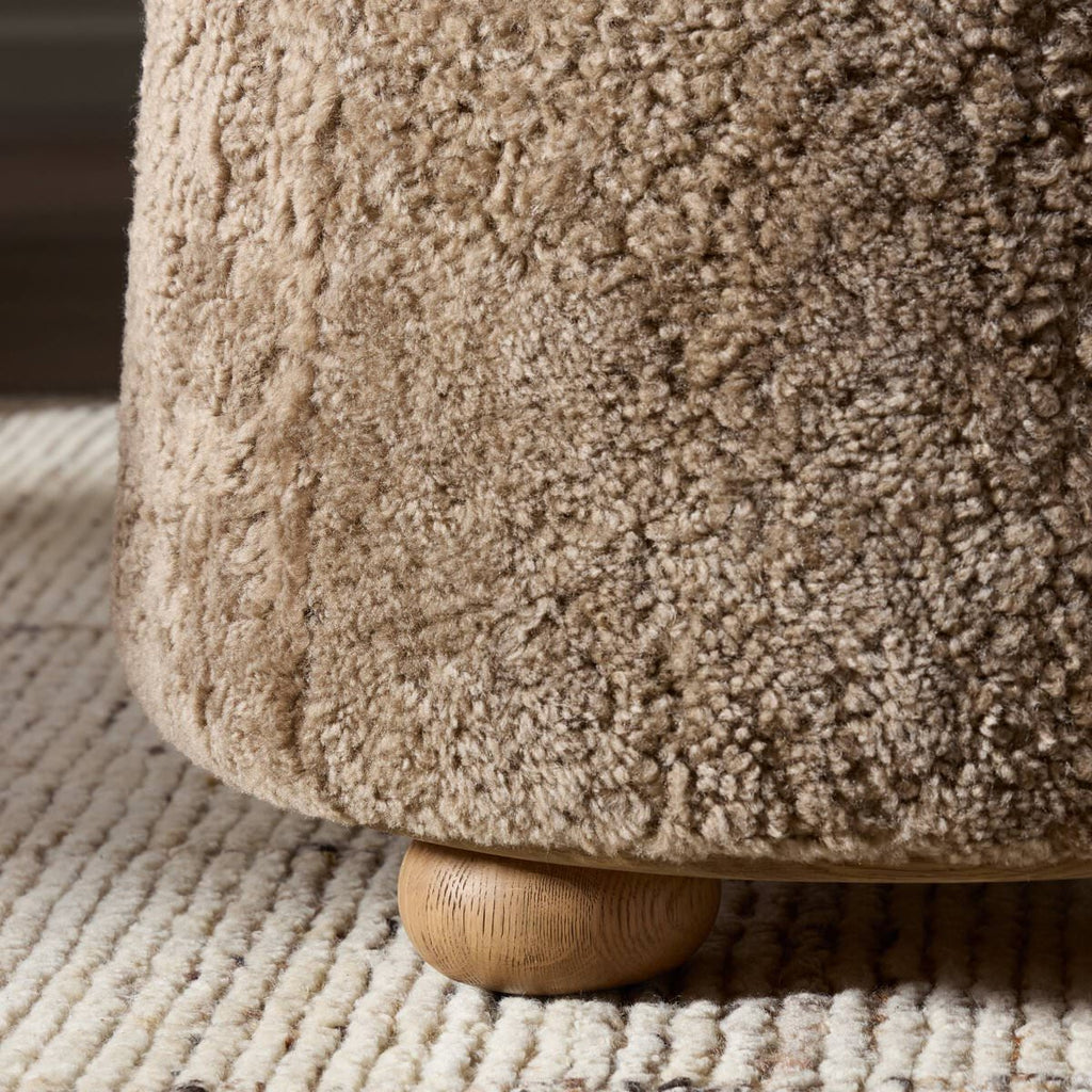 Pouf Bilbury de Four Hands en peau de mouton retournée taupe