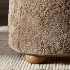 Pouf Bilbury de Four Hands en peau de mouton retournée taupe